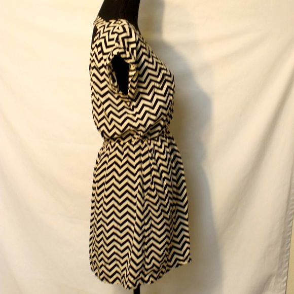 CANDIES BLACK IVORY CHEVRON JR WOMAN SHORT SLEEVE MINI DRESS MEDIUM OPEN BACK - Picture 5 of 10